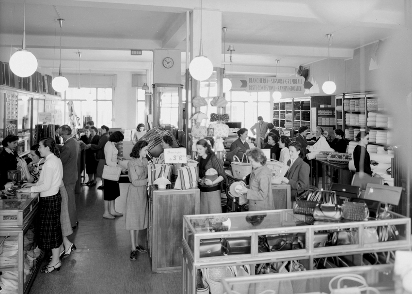 Ricordi Interno del grande magazzino Milliet & Werner a Lugano, maggio 1952